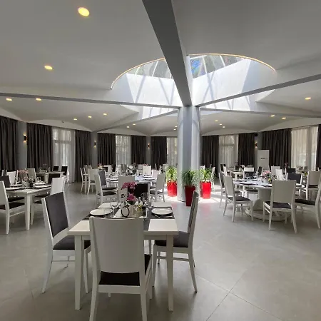 Üdülőközpont Atrium Deluxe Golem